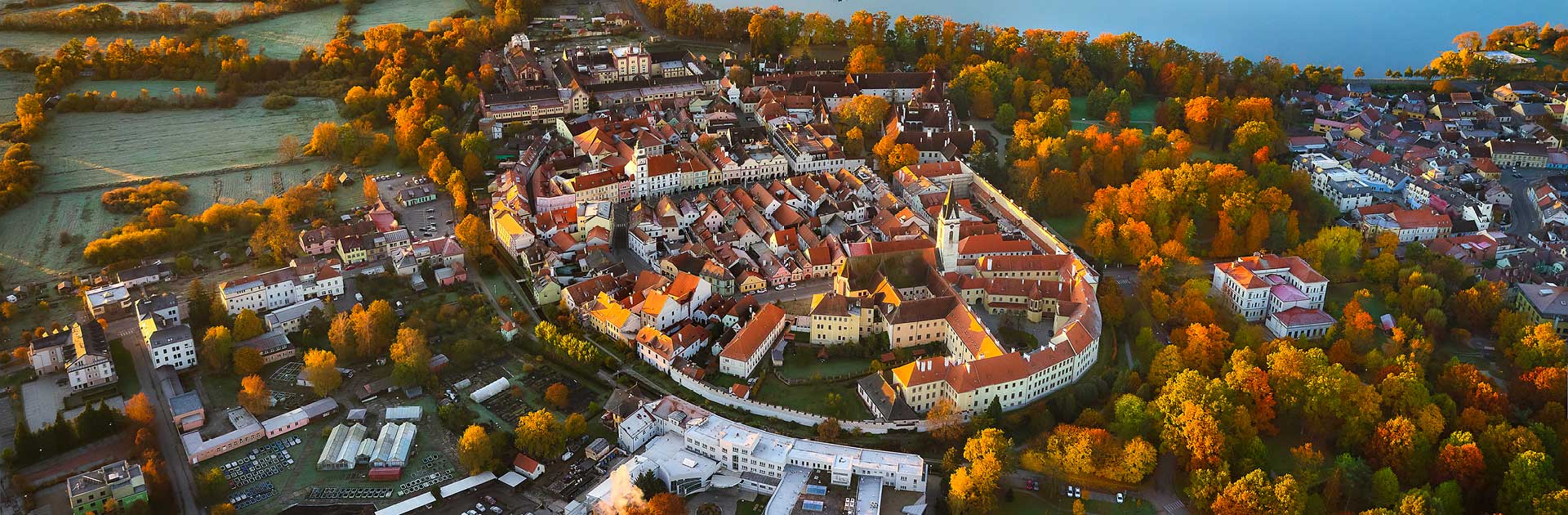 Letecký snímek Třeboně, ležící pod hrází rybníka Svět, foto: Archiv Vydavatelství MCU s.r.o.